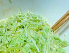 「キャベツと卵だけ」　粉を使わない『お好み焼き』に反響　作り方は？