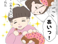 リビングで力尽きるママ　３歳児の行動に「天使やん」「こんなふうに労られたい」