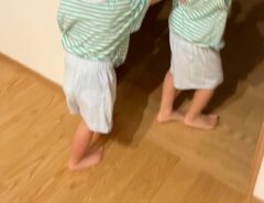 「兄とくっついてる３歳児」　暗い部屋を怖がる次男が、まさかの行動に…