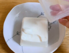 「なかなか出てこない」「すぐに崩れてしまう…」　パックの豆腐をスルッと取り出す方法とは？