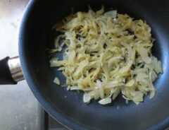 あめ色タマネギを時短でつくる！　カレーをもっと手軽においしくするテクニック