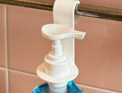 タオルバーに掛けられるパウチ用ポンプの写真