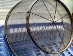 ザルをお湯で洗うのヤメテ！　正しいお手入れ方法に「初めて知った…」