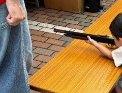 ４歳息子と射的に行ったら…　現場がざわついた理由に爆笑！