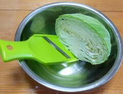ボウルの中に入ったスライサーとキャベツ
