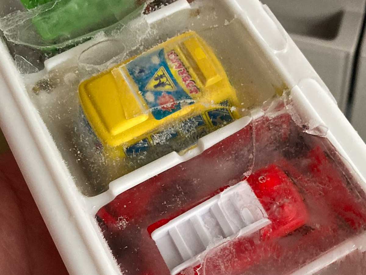 凍らせたミニカーの画像