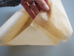 クッキングシートをつかんでいる様子