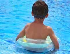 浮き輪を簡単に膨らませるには？　必見テクに「この夏試す」「これは便利」