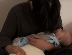 寝かしつけに行った夫が…　妻が見た光景に「泣けてくる」