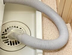 もしかして一度も洗ったことがない？　洗濯機の排水ホース　掃除せず放置すると…