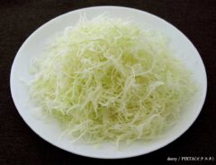 市販の千切りキャベツをフライパンに敷き詰めて…　簡単メニューに「罪悪感なし！」