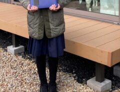 親「無事に小学校を卒業した」　晴れ姿を写した１枚に「笑った」「お祝いモードだね」