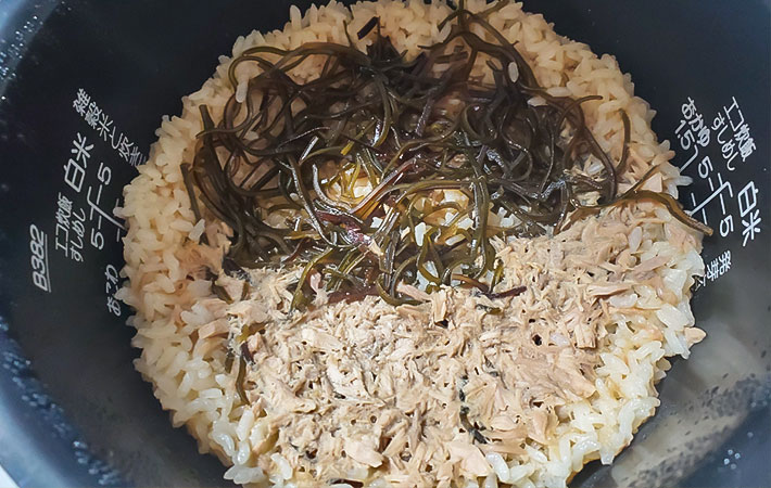 『塩こんぶとツナの炊き込みご飯』を作る写真