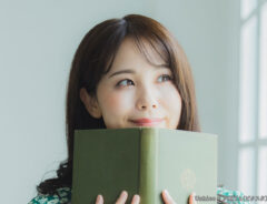 女性と本の写真