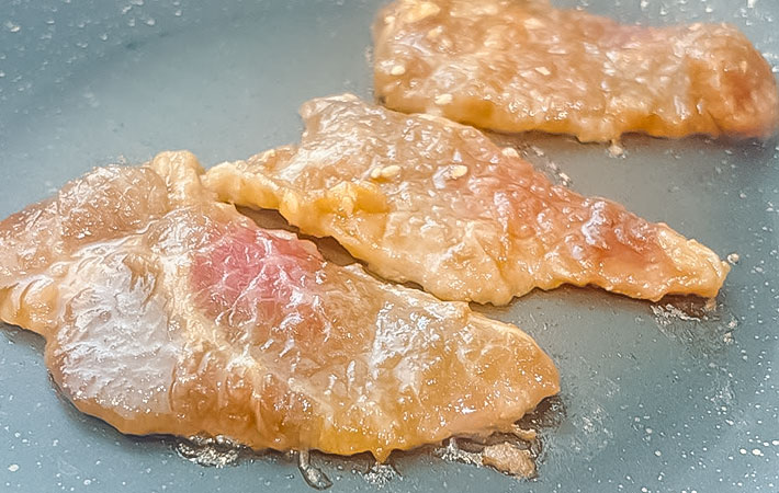 お肉を焼いている写真