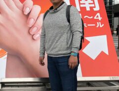 看板と男性の写真