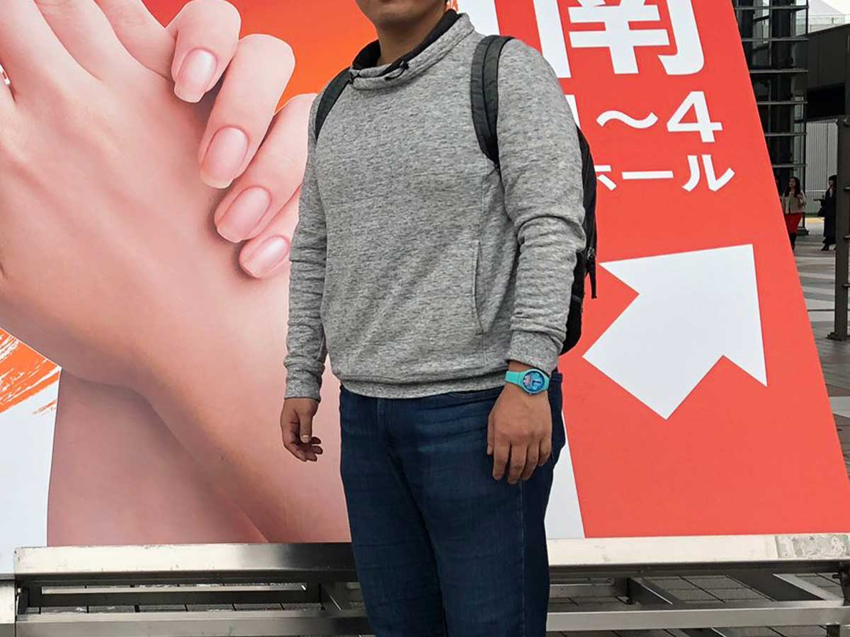 看板と男性の写真