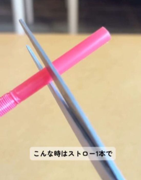 ストローをはさみで切る様子