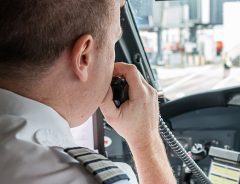 「明日の別の便にご搭乗ください」飛行機で始まった乗客の口論に、機長が見事なアナウンス