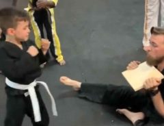 板が割れなくて泣き出した少年を励まし続ける空手の講師　結末に感動