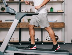 自宅で手軽にウォーキングができる？　男性が考案した自作マシンが斬新すぎ