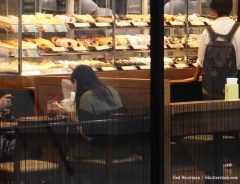 朝食でドーナツを食べていた女性　隣の人に渡されたメモを見て赤面！
