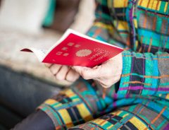 旅先のホテルで、固い表情のままたたずむ高齢女性　添乗員が声をかけると？